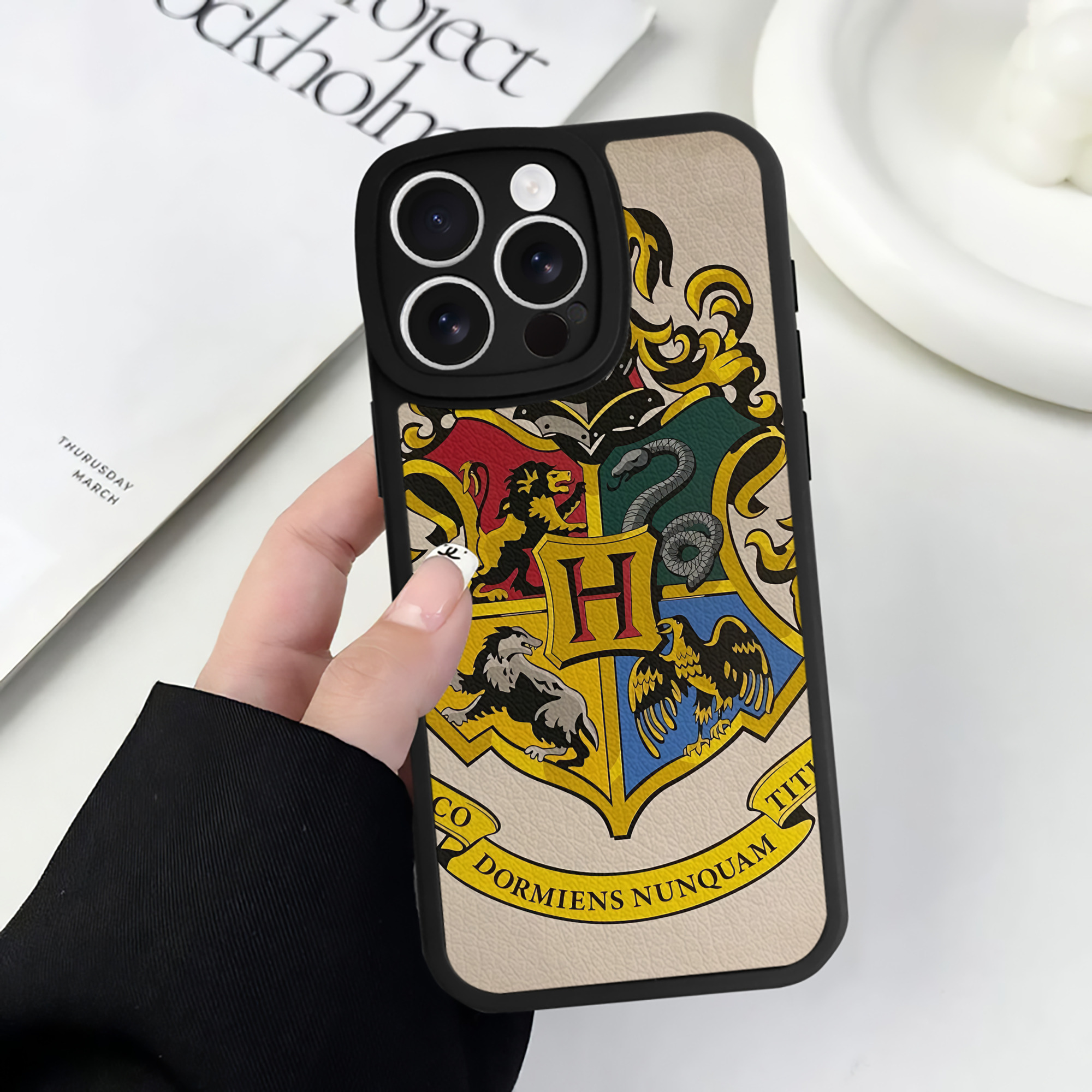 （画像用） Harry Potter ハリー・ポッターシリーズ 【iPhone 16シリーズ対応】シリコンスマホケース（レザー調） 材質：シリコン